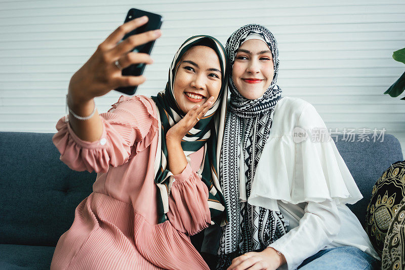 两个开心的穆斯林妇女在自拍
