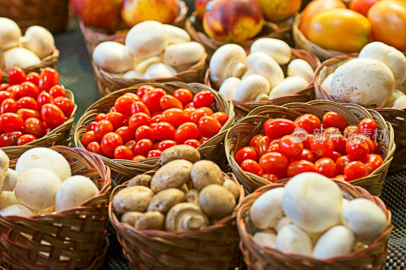农贸市场展出的圣女果和蘑菇