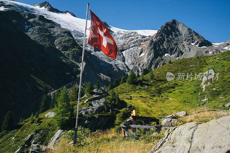 越野跑运动员在山口休息