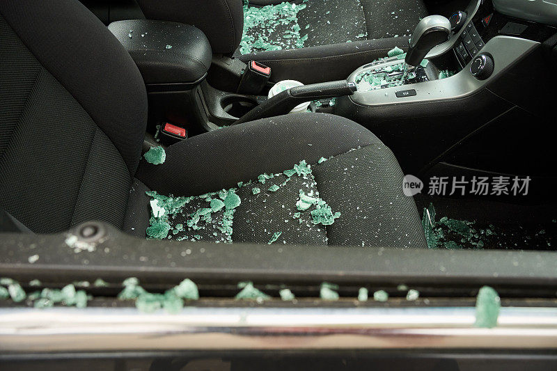 有人破门而入后，车窗玻璃被打碎