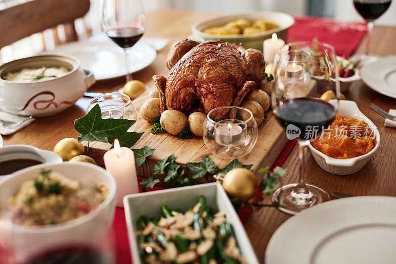 感恩节烤肉，庆祝活动和餐桌上的鸡从上面的餐厅的传统。在美国，在家里为节日的社交活动准备的美食或宴会上的食物、肉和火鸡