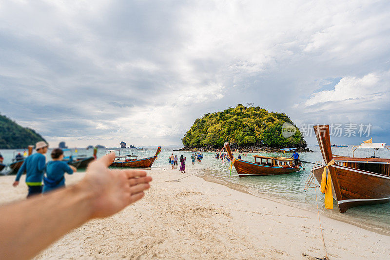 年轻人在泰国展示泰勒斯周