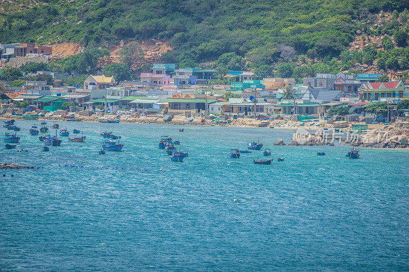 平巴潘朗岛海上水产养殖的木筏屋区