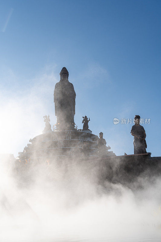 越南德宁省巴登山旅游区的景色。一个独特的佛教建筑，海拔最高，从下面看是非常美丽的。