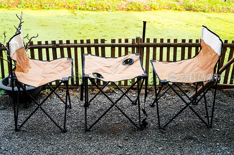 图为用于户外用餐的轻型折叠餐椅，泰国清迈。
