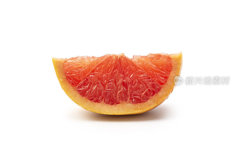 粉红色葡萄柚类柑橘类果实的楔形，孤立在白色上