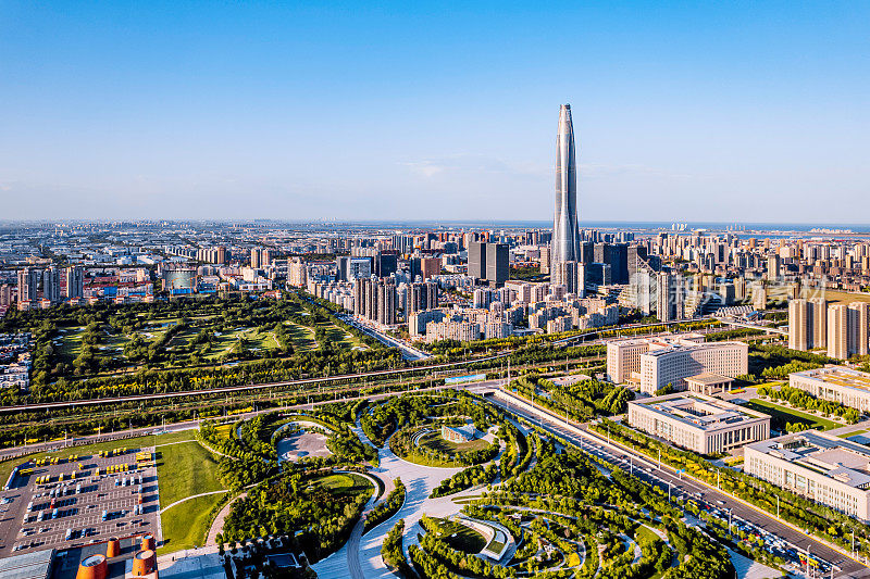 中国天津滨海新区周大福金融中心的天际线航拍照片
