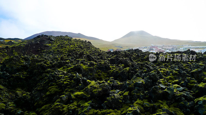 冰岛海岸外的Vestmannaeyjabær小镇是一个沉睡的小镇，它生活在两座火山的阴影下，1973年，一座熔岩场曾威胁到这座小镇