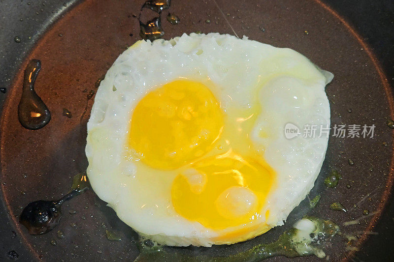 两个鸡蛋在煎锅里煎