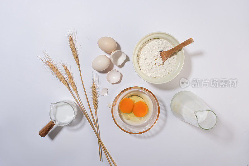 厨房背景的烹饪概念，剥皮的原料与鸡蛋，面粉和牛奶。照片为广告产品与空白，俯视图