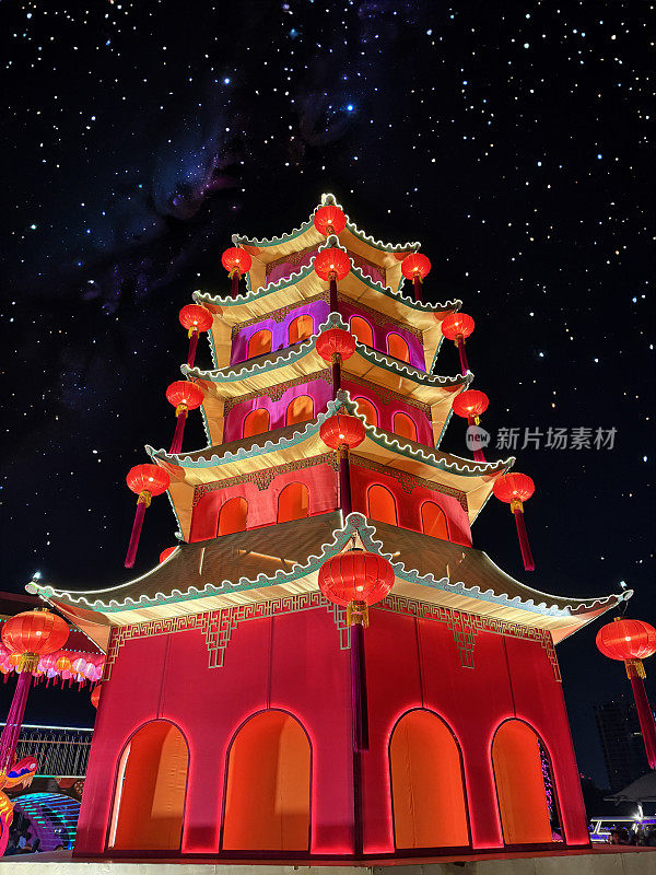 泰国曼谷唐人街夜间红塔建筑的特写图像，戏剧性，大气，星光灿烂的天空，聚焦于前景