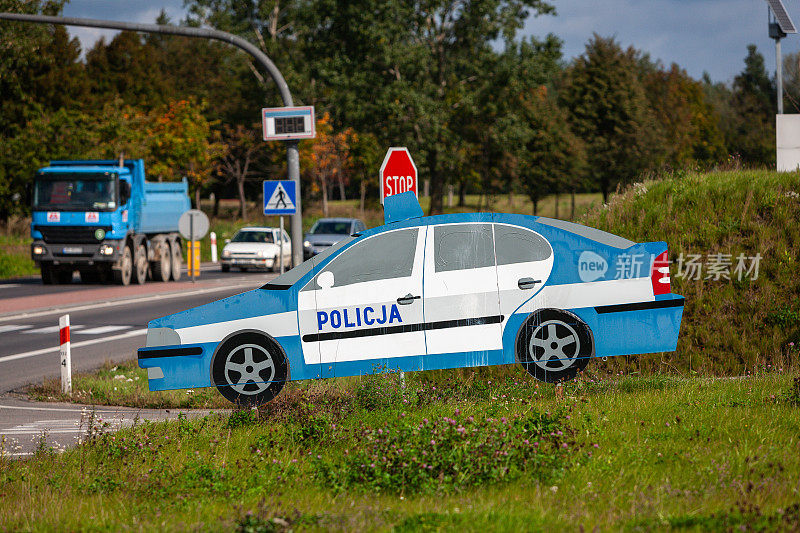 波兰路边的警车模型