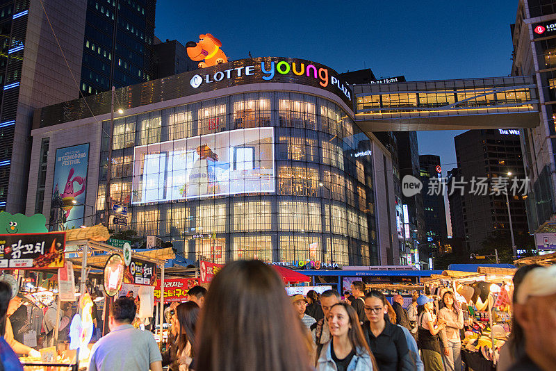2024首尔庆典期间，游客在明洞购物街