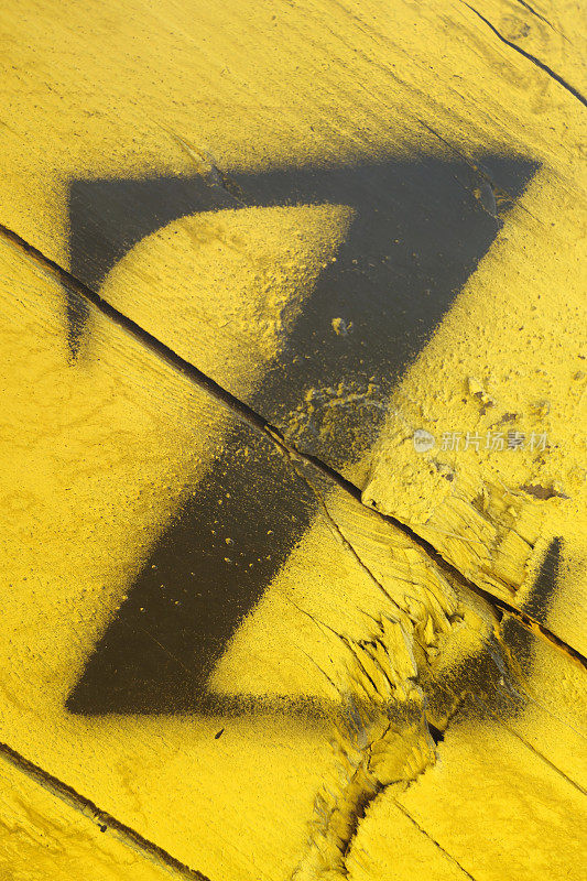 字母Z画在黄色的木制背景上