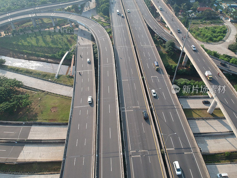 雅加达市高速公路交通流量的鸟瞰图。