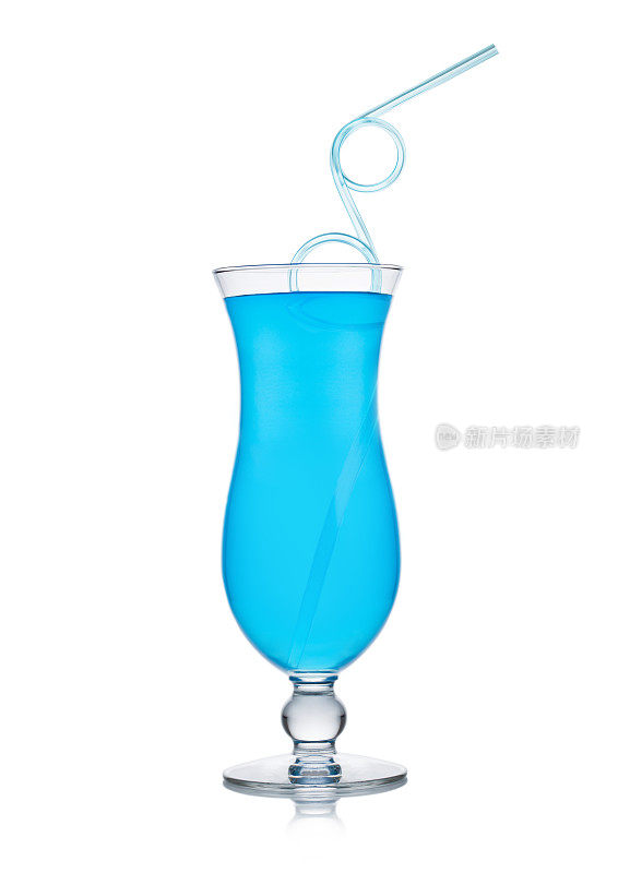 蓝色泻湖鸡尾酒与伏特加和蓝色库拉索利口酒在经典的玻璃吸管孤立在白色背景。
