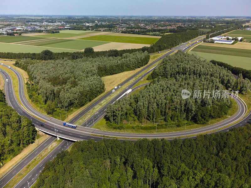 春季公路交叉口鸟瞰图