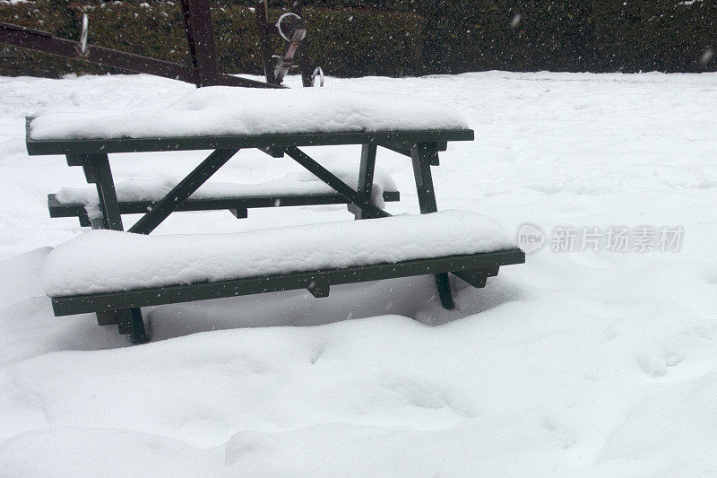 冬天公园里的野餐桌上都是雪