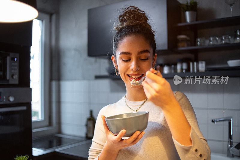 一位年轻女子在吃燕麦粥