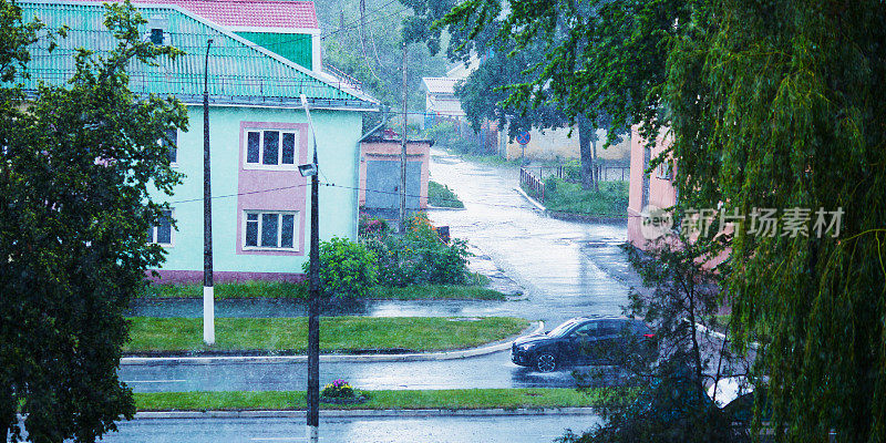 雨在城市。夏季潮湿多雨的天气。雨滴正在下降。沥青上的水坑。秋天的雨。汽车在道路上
