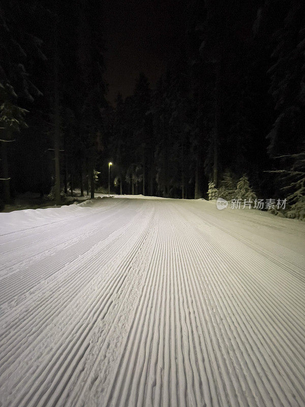 在夜间看到的越野滑雪轨道