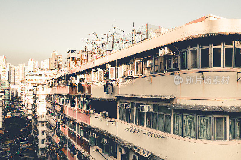 鸟瞰深水埗区城市景观背景下的香港公寓。亚洲智慧城市住宅小区