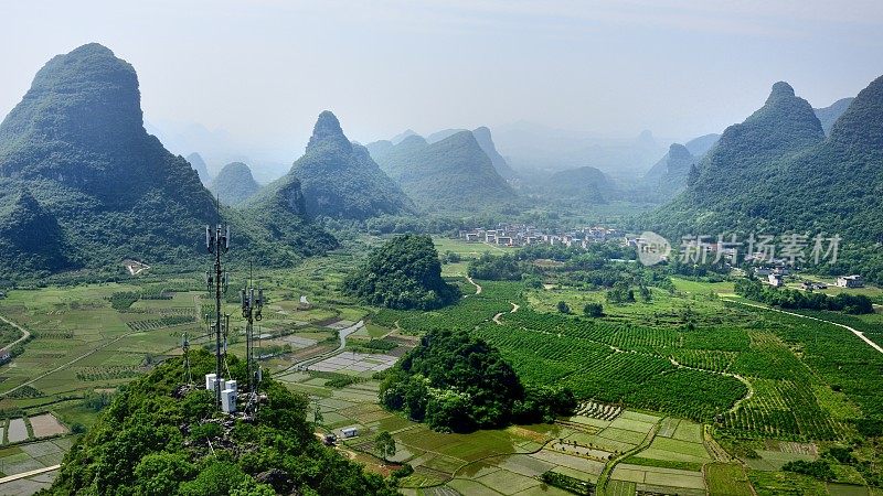 春天的喀斯特山峰和农田