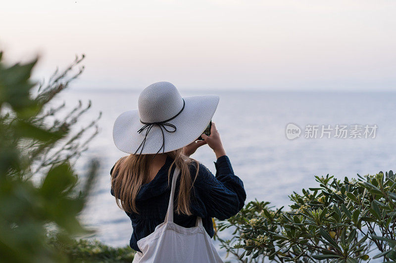 年轻女子在海滨风景放松