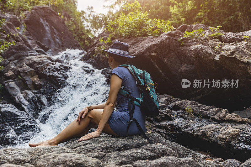 背包客在热带雨林