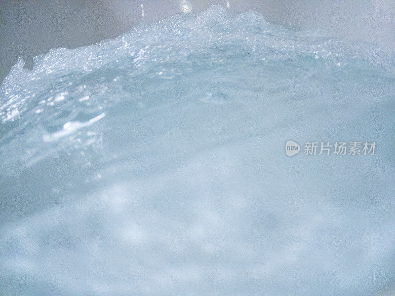 热水浴缸里的水在运动