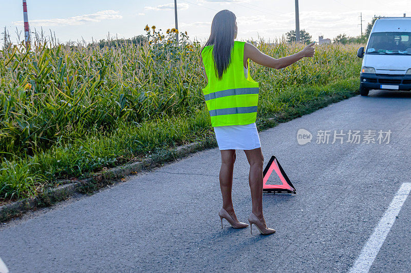 一个女人的车出了问题，她想找人帮她。