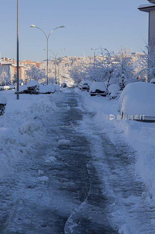 在一个下雪的冬天的街道上。