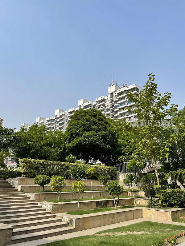 分层的形象，公共花园铺设的楼梯和草坪，高层公寓建筑群的背景