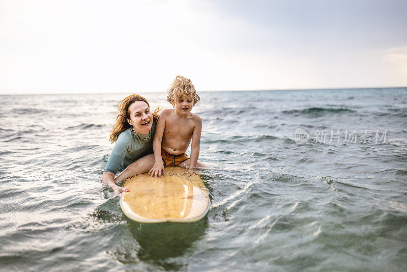 小冲浪者和妈妈一起学习冲浪