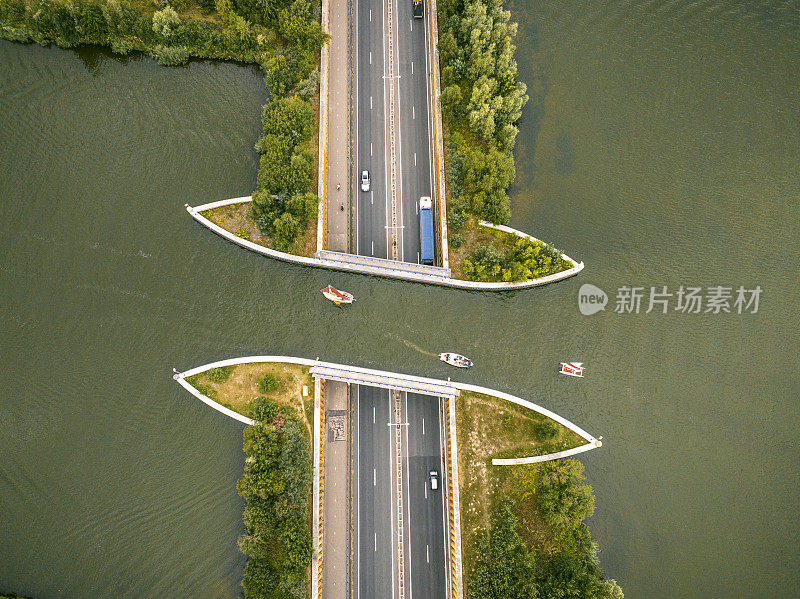 在维路威湖中引水，一艘船在运河中航行