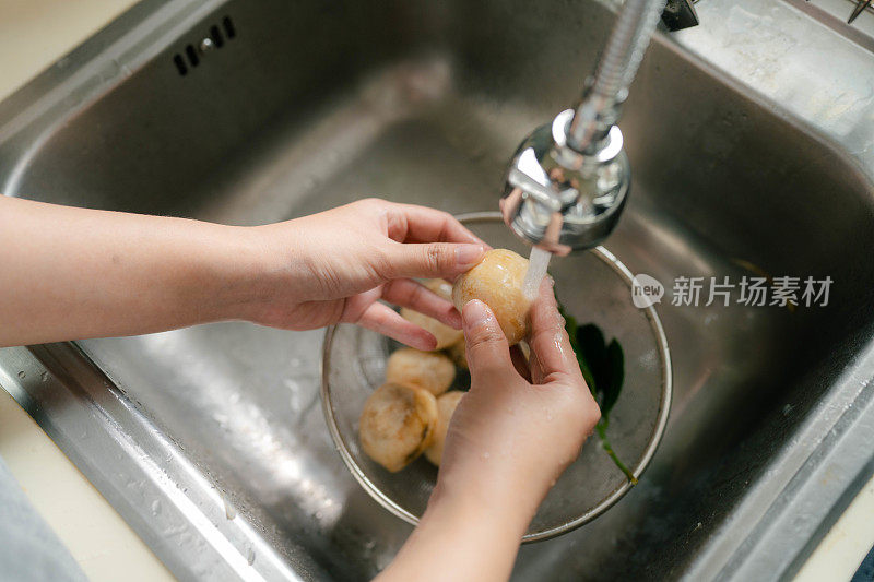 情侣们利用空闲时间一起学习烹饪技巧。