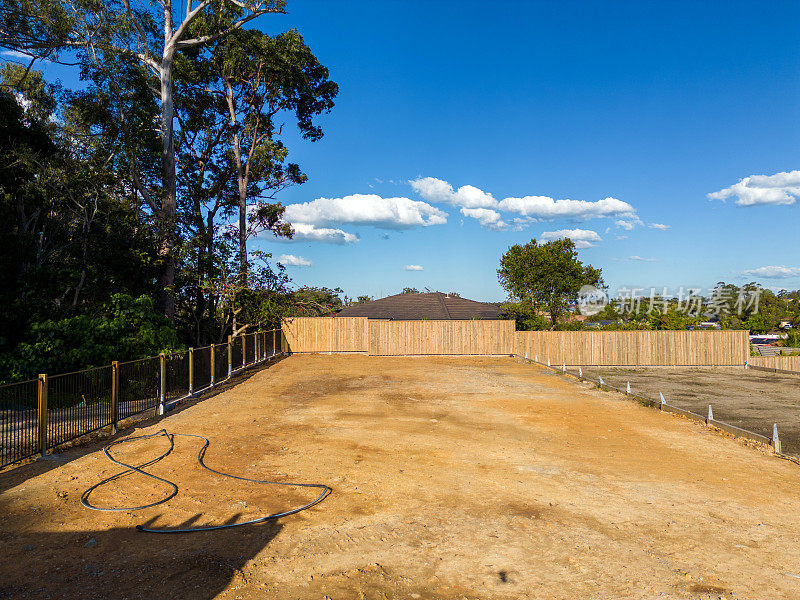 澳大利亚郊区住房发展中的新建筑工地