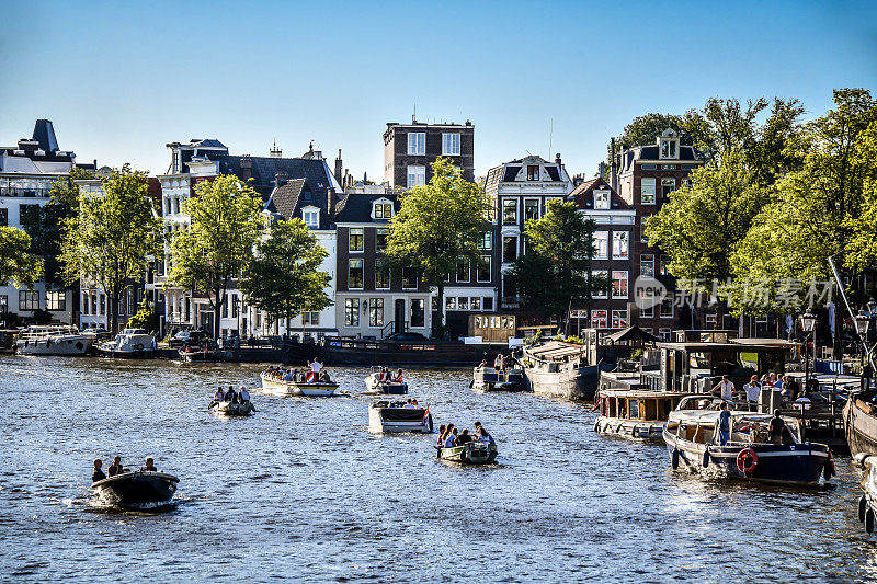 荷兰阿姆斯特丹的阿姆斯特尔河满是帆船和游艇