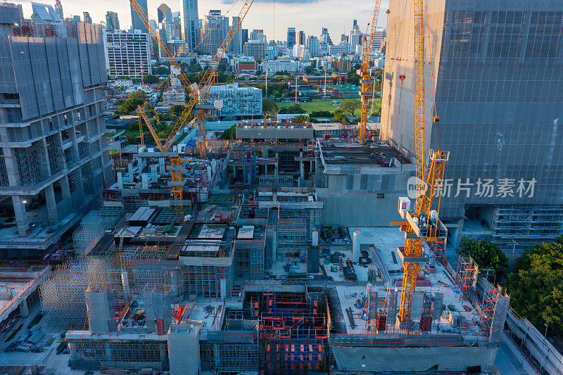 城建塔式起重机施工现场鸟瞰图混凝土浇筑高峰期