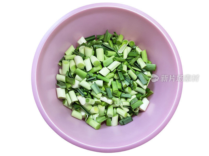 切好的韭菜，切好的韭菜放在白色背景的塑料碗容器中(剪切路径)
