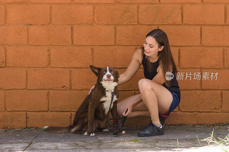 一个小女孩和她的宠物狗的肖像