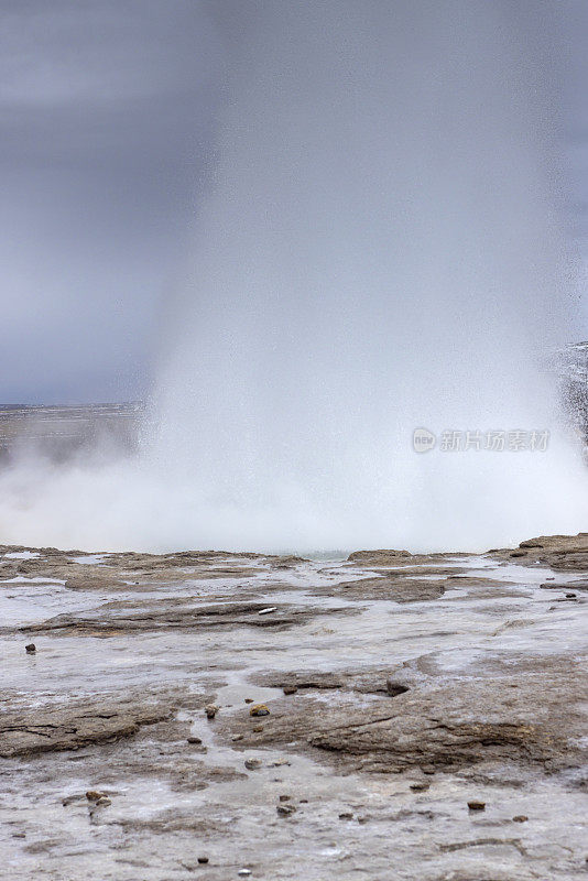 Strokkur是冰岛西南部的一个间歇泉。斯托库尔火山每4到8分钟就会定期喷发一次。