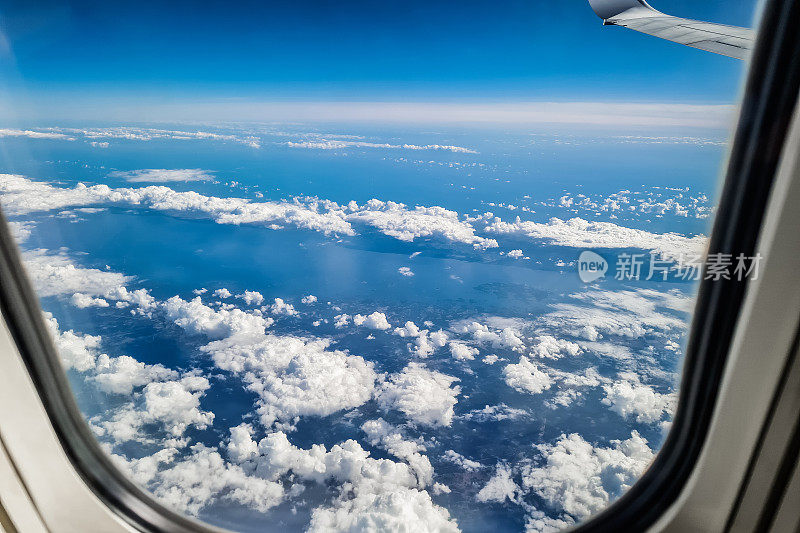 从飞机窗口看空中