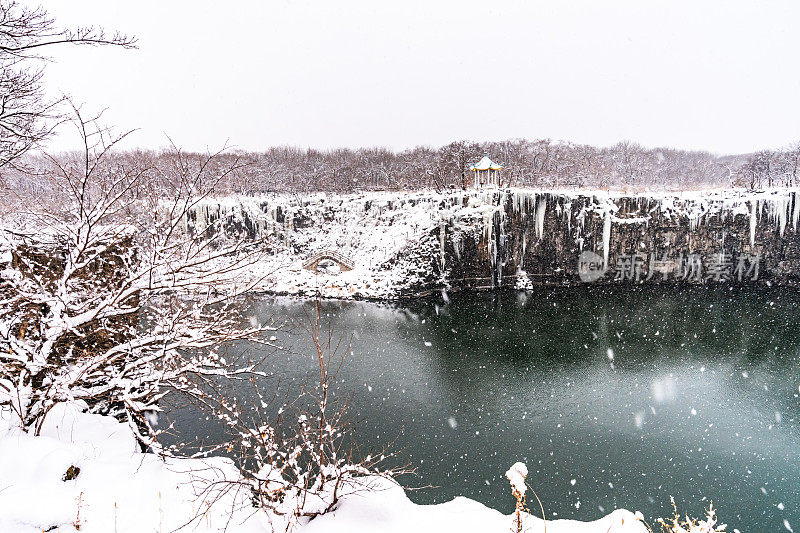 景颇湖冬季的吊水楼瀑布和温泉池