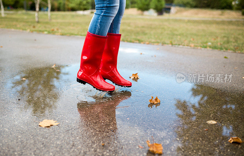 穿雨靴的女人