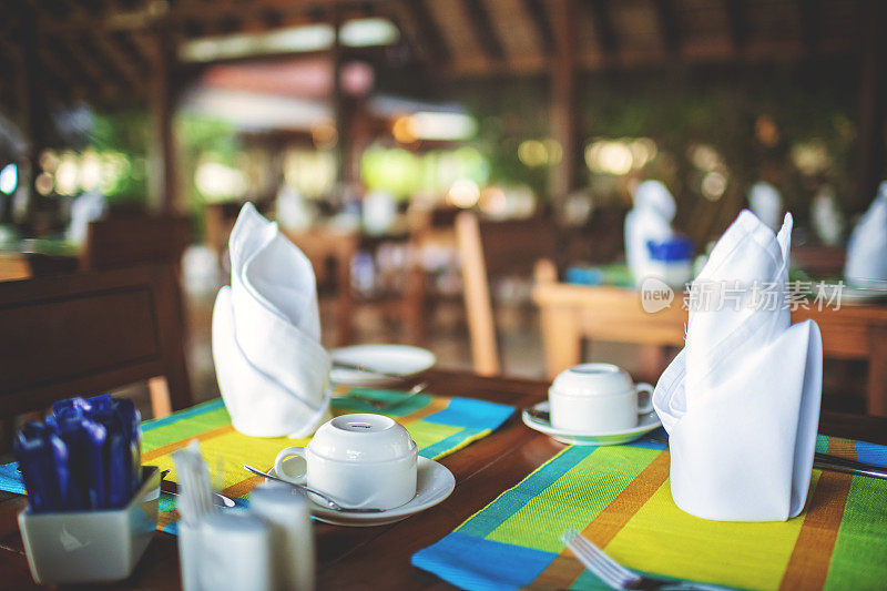 马尔代夫海边一家开放式餐厅里精美的餐桌