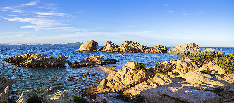 撒丁岛东北海岸下撒丁岛日落时的岩石