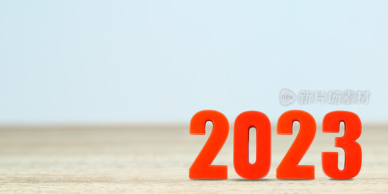 拍了一个数字2022的红色塑料新年