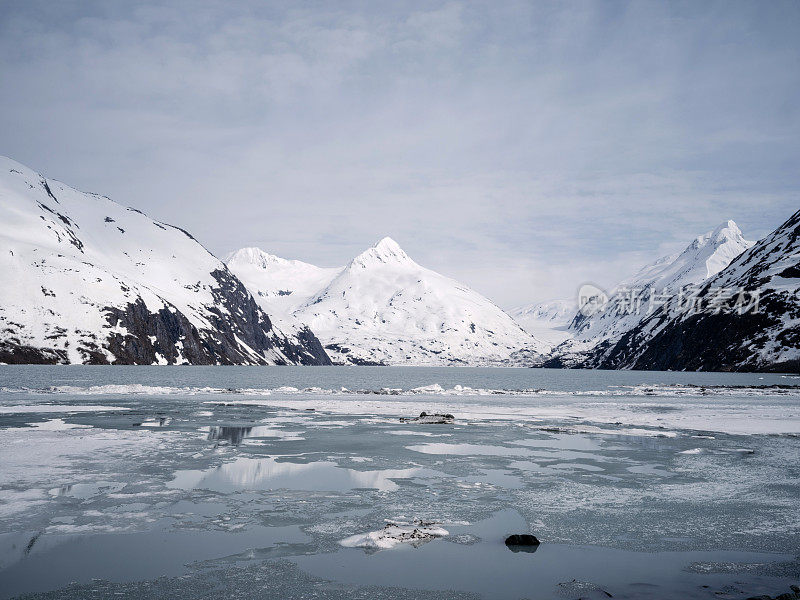 冬天，冰川山脉上空白云密布