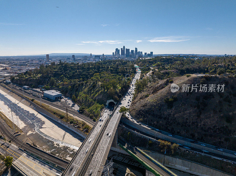高速公路和洛杉矶市中心的鸟瞰图